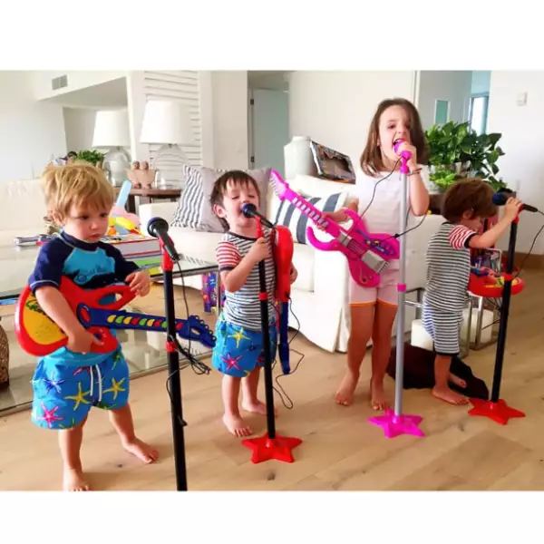 Las pulgas se convirtieron en toda una banda de rock gracias a sus regalos de los Reyes Magos.