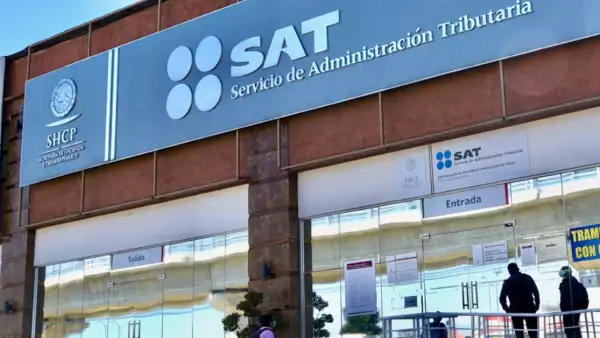 Fachada de una oficina del SAT en México con personas afuera. Esto dice el SAT sobre la declaración anual con e.firma vencida. 