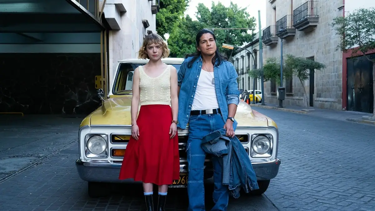 Foto de Naian González y Cristo Fernández caracterizados como sus personajes de la película mexicana 'Corina' en las calles de Guadalajara.