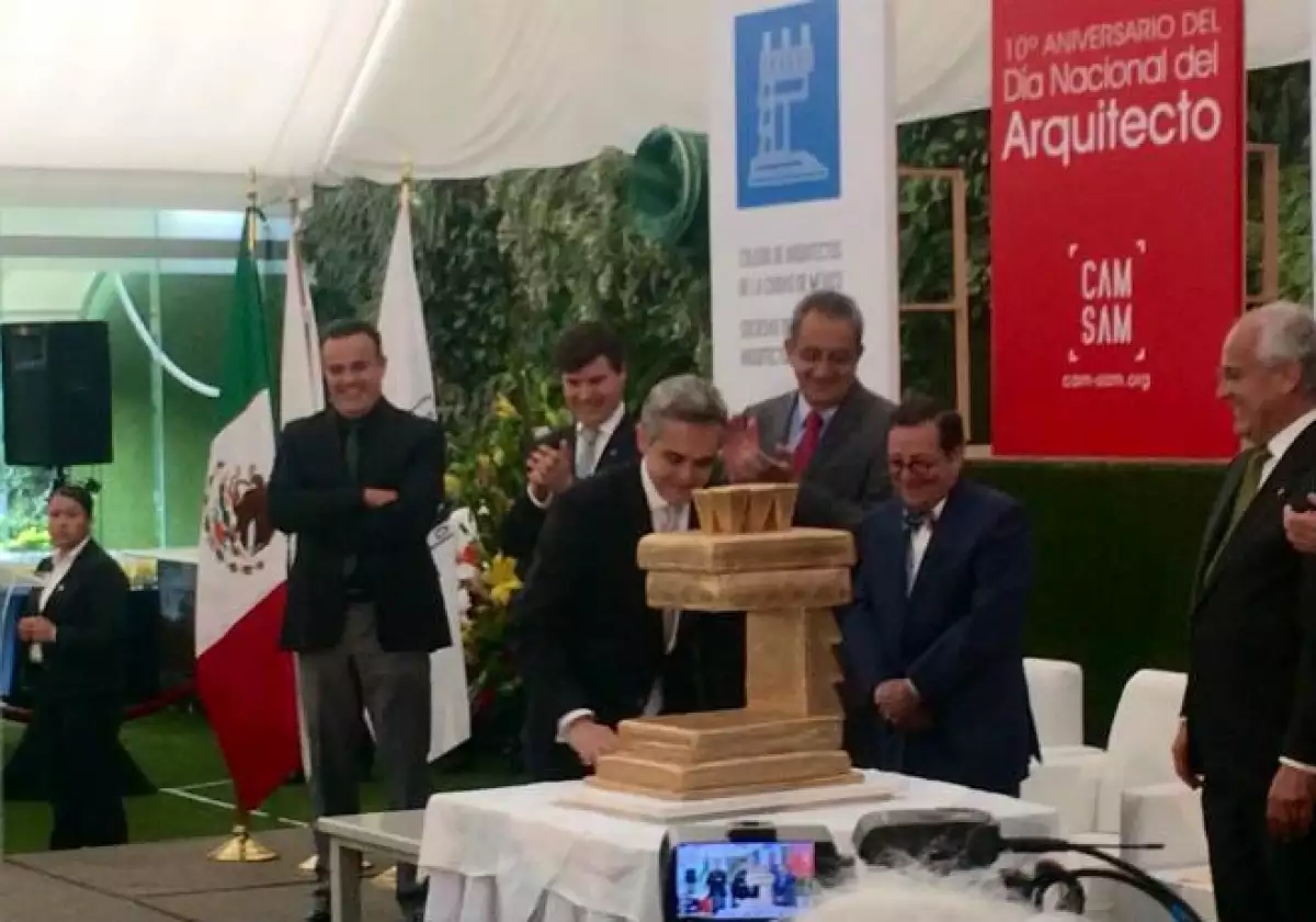 Mancera festeja el d�a del arquitecto