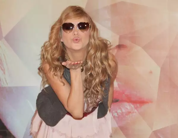 Paulina Rubio lució radiante duranta la breve conferencia en donde presentó su nuevo disco Brava.