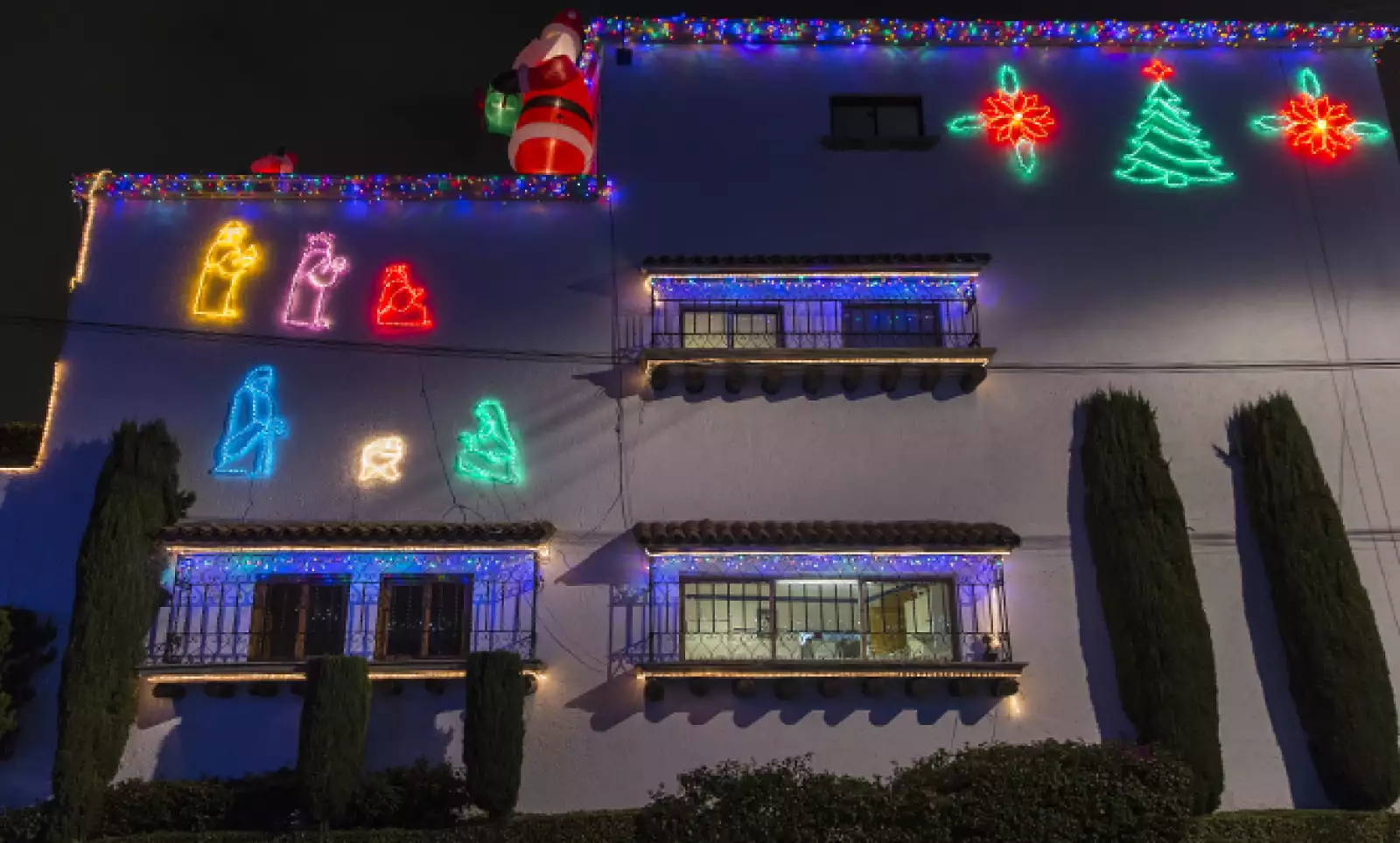 Cada diciembre algunas casas en la Ciudad de México se iluminan para recibir la Navidad con coloridos adornos. Aquí, un ejemplo de esto con una casa en el Pedregal, al sur de la capital.