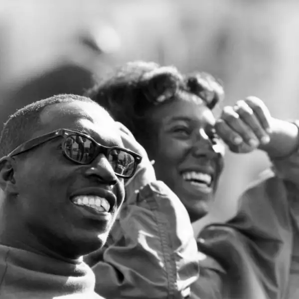 Fotografía tomada el 10 de octubre de 1964 en Tokio mostrando a los corredores estadounidenses Bob Hayes y Lacey O'Neal sonriendo después de una sesión de entrenamiento antes de la competencia olímpica.