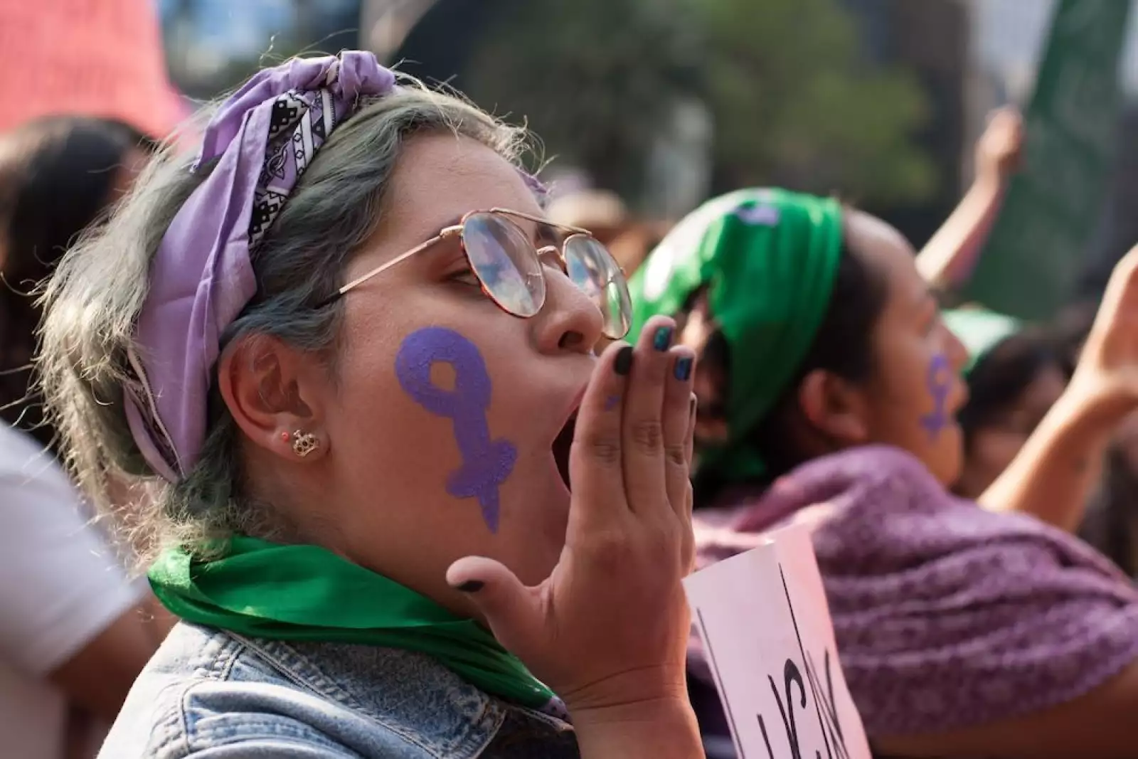 CIUDAD DE MÉXICO, 08MARZO2019.- Con motivo del Día Internacional de la Mujer, miles de mujeres marcharon de la glorieta del Ángel de la Independencia al Zócalo capitalino para exigir el cese a las agresiones contra las mujeres, así como los feminicidios. Las inconformes gritaron consignas y mostraron pancartas con la leyenda “se va caer”, refiriéndose al estado patriarcal del cual son víctimas, afirmaron. Asimismo, se condenó la no despenalización al aborto y la recién aprobada reforma en el estado de Monterrey que dictamina al mismo como un delito. 
FOTO: GALO CAÑAS /CUARTOSCURO.COM