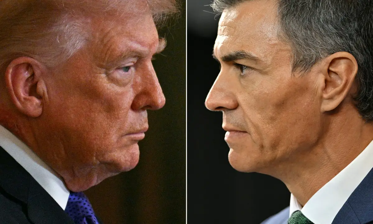 Esta combinación de imágenes de archivo creadas el 4 de marzo de 2026 muestra al presidente estadounidense Donald Trump (Ir) esperando para hablar durante una ceremonia de Medalla de Honor en la Sala Este de la Casa Blanca el 2 de marzo de 2026, en Washington, DC, y el primer ministro español Pedro Sánchez mirando después de una reunión con el presidente de Uruguay, Yamandu Orsi, en la Torre Ejecutiva, la sede del gobierno, en Montevideo el 22 de julio de 2025.