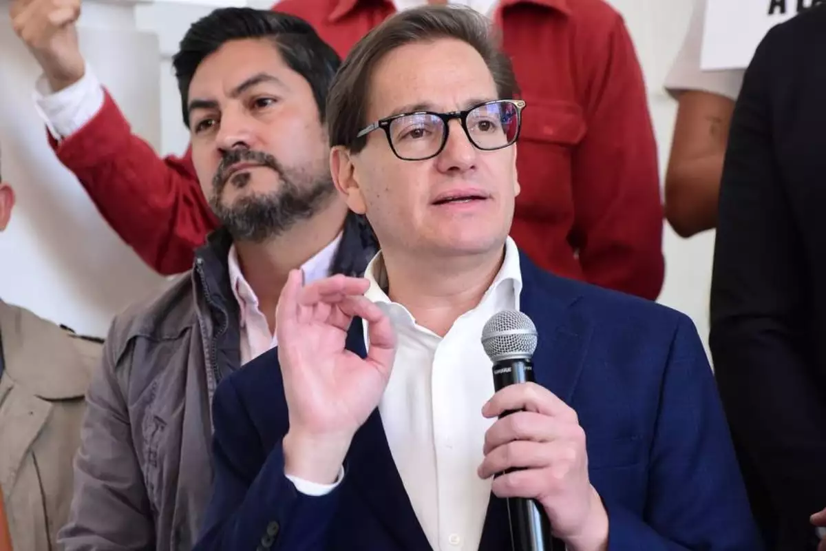 (Decenas de personas cargando contenedores esperan para recibir un poco de agua en Escobedo, Nuevo León)