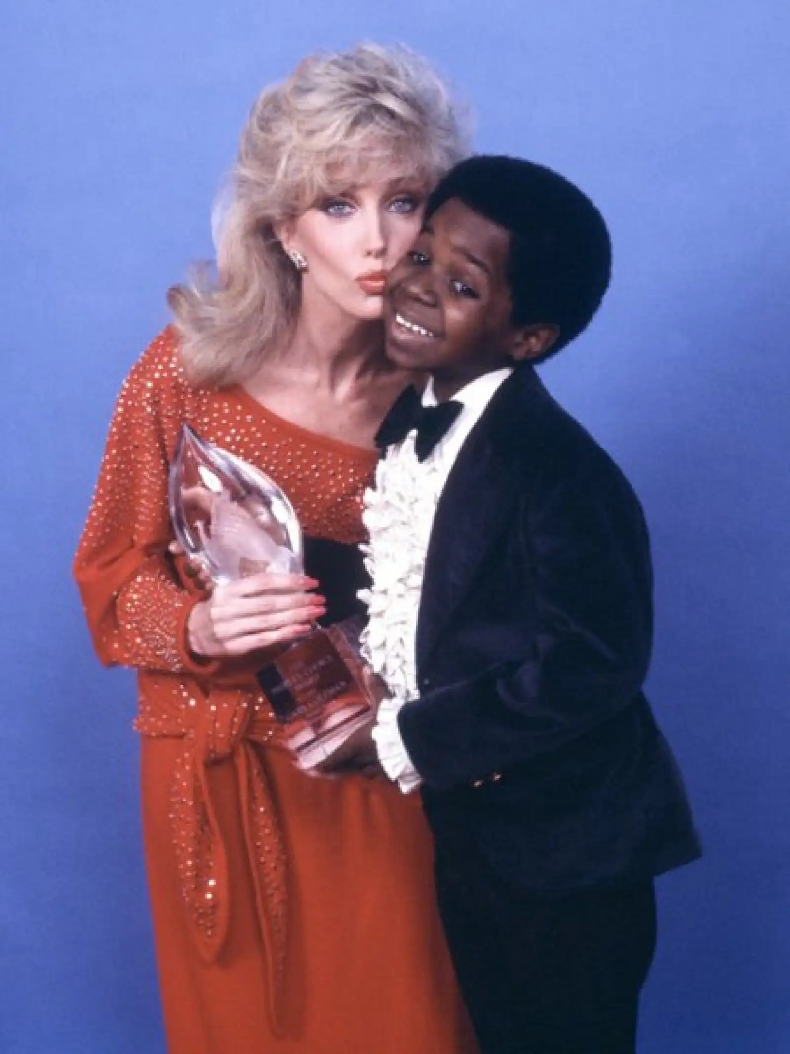 Gary Coleman y Morgan Fairchild posan durante la novena entrega de los People´s Choice Awards en 1983. El actor fue reconocido como el mejor actor joven de televisión.