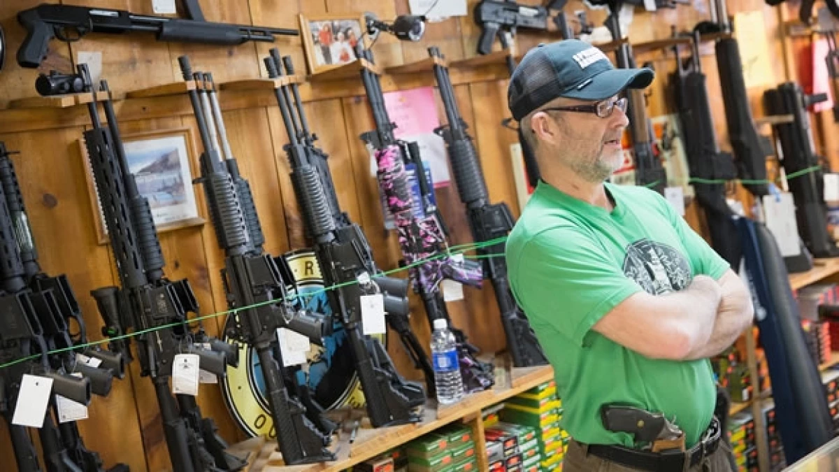 El dueño de una tienda de armas en Illinois atiende a un cliente que busca nuevo armamento