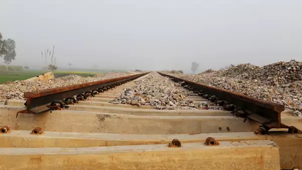 vía de tren descompuesta