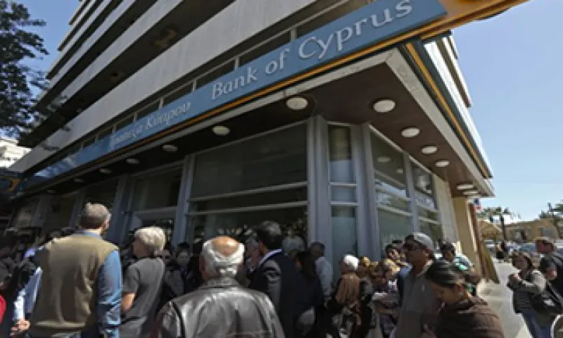 Los bancos chipriotas ahora operan con restricciones para evitar una huida masiva de capitales.  (Foto: Getty Images)