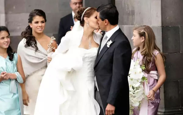 La pareja selló su amor ante los medios de comunicación con un beso.