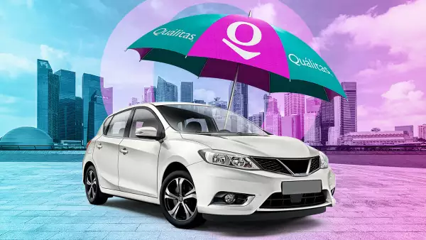 Un auto bajo el paraguas de los seguros Quálitas.