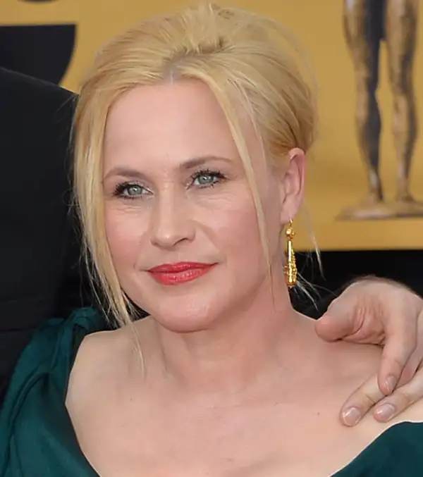 Paticia Arquette usó un tono durazno para los SAG Awards.