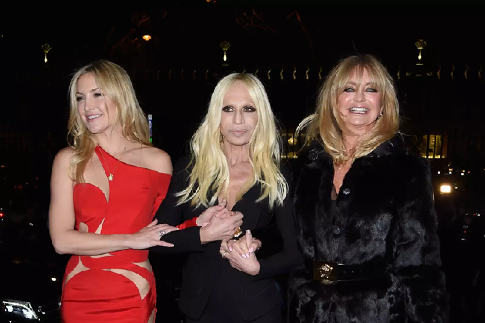 Kate Hudson posa con Donatella Versace y su mamá, Goldie Hawn, en la pasarela de Atelier Versace.