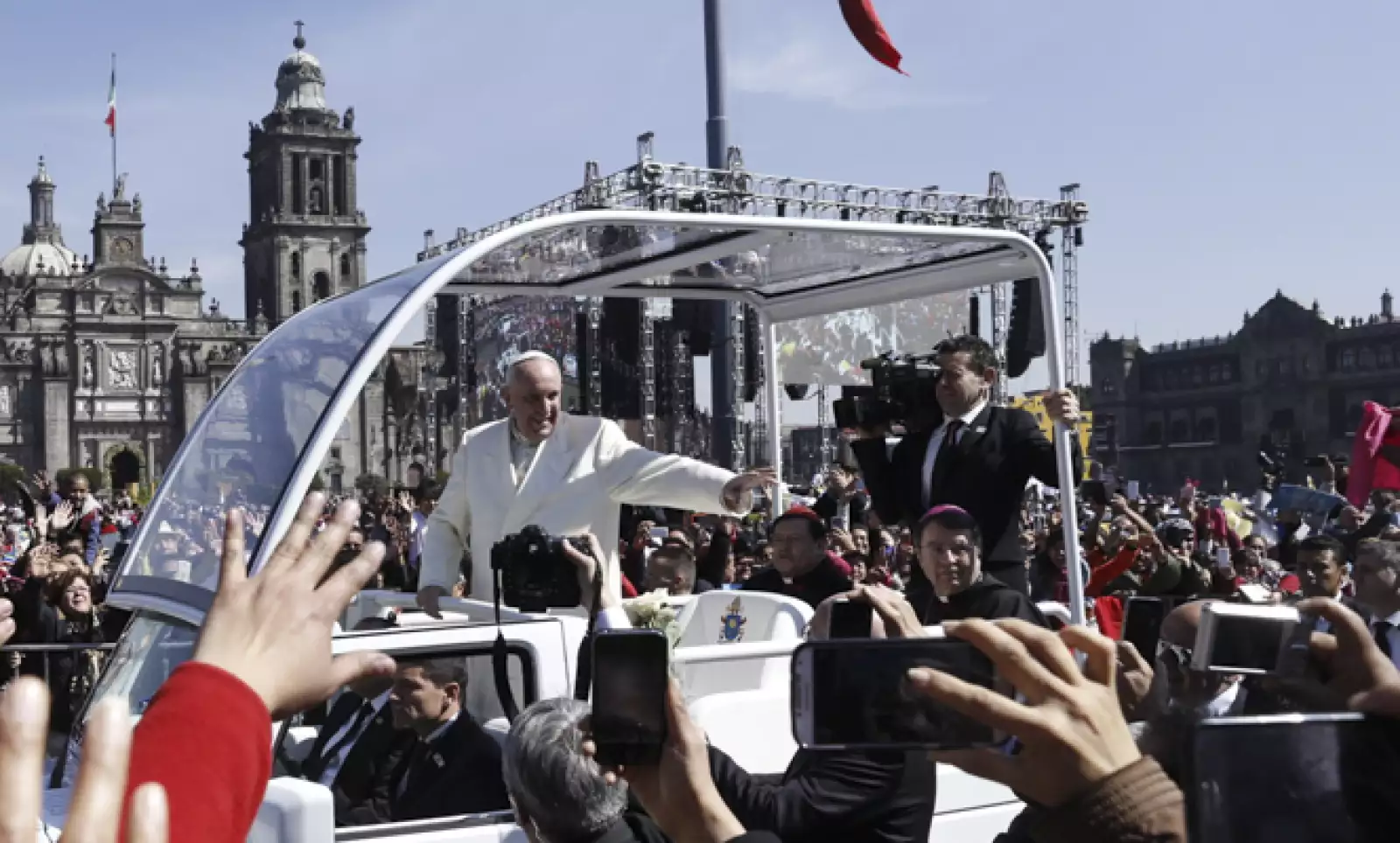 A bordo del papamóvil, Francisco saludó a los cientos de personas que se congregaron para mirar al pontífice.
