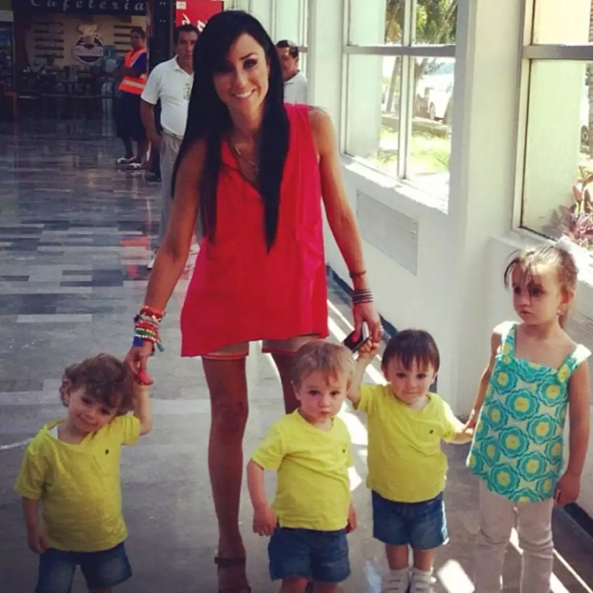 La conductora a lado de sus pequeños: Inés, Javier, Bruno y Diego.