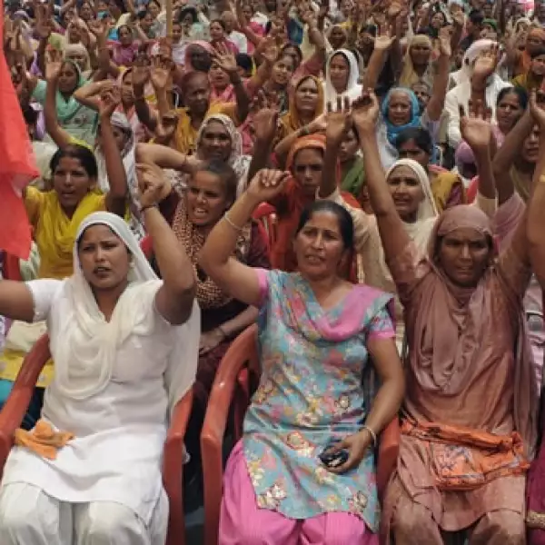 activistas del partido comunista de india se manifiesta en el dia del trabajo