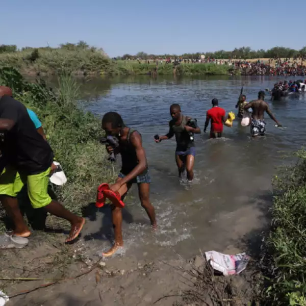 Haitianos cruzan el río Bravo del lado texano hacia suelo mexicano para conseguir comida y víveres. Los migrantes permanecen desde hace varios días en un campamento instalado de lado estadounidense en espera de que aquella nación les brinde asilo pol