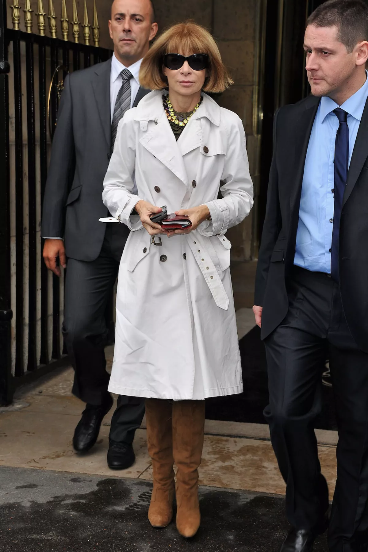 Anna Wintour con un trench coat en 2011. 