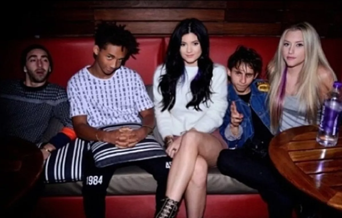 El actor es muy amigo de Jaden, hermano de Willow también súper amigo de Justin Bieber y de las hermanas Jenner.