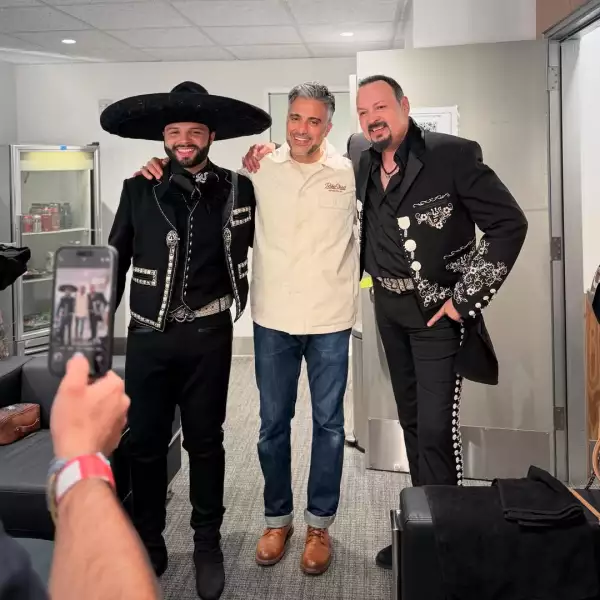 jaime-camil-con-los-aguilar.jpg