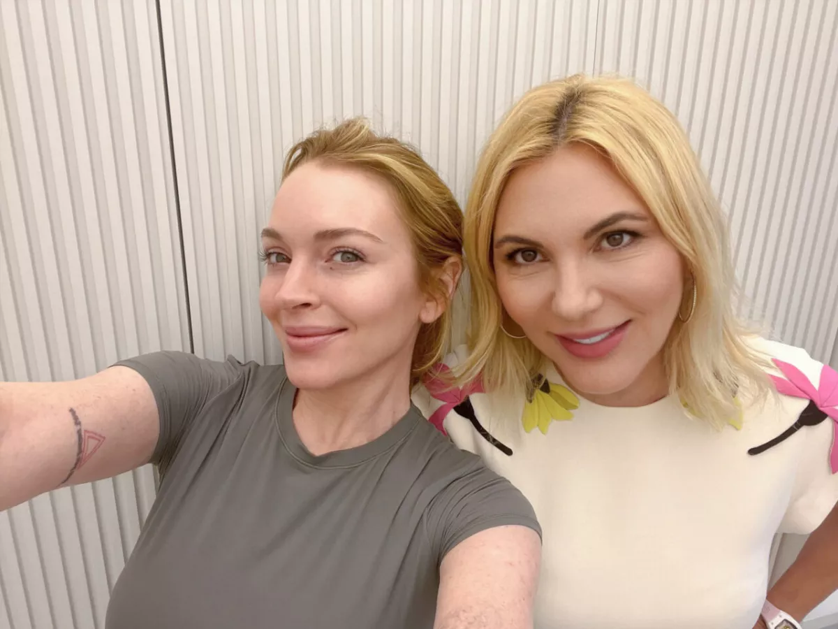 Foto de Lindsay Lohan (izquierda) y la doctora Radmila Lukian, especialista en cirugía plástica.