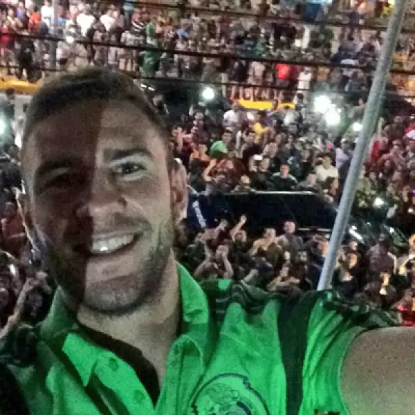 El mexicano Miguel Layún se tomó una ‘selfie’ previo al juego contra Brasil, cuando cientos de aficionados vitorearon y cantaron junto al equipo.
