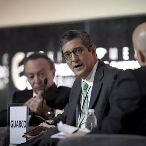 En la reunión, los expositores trataron el tema de la crisis en Europa y Estados Unidos.