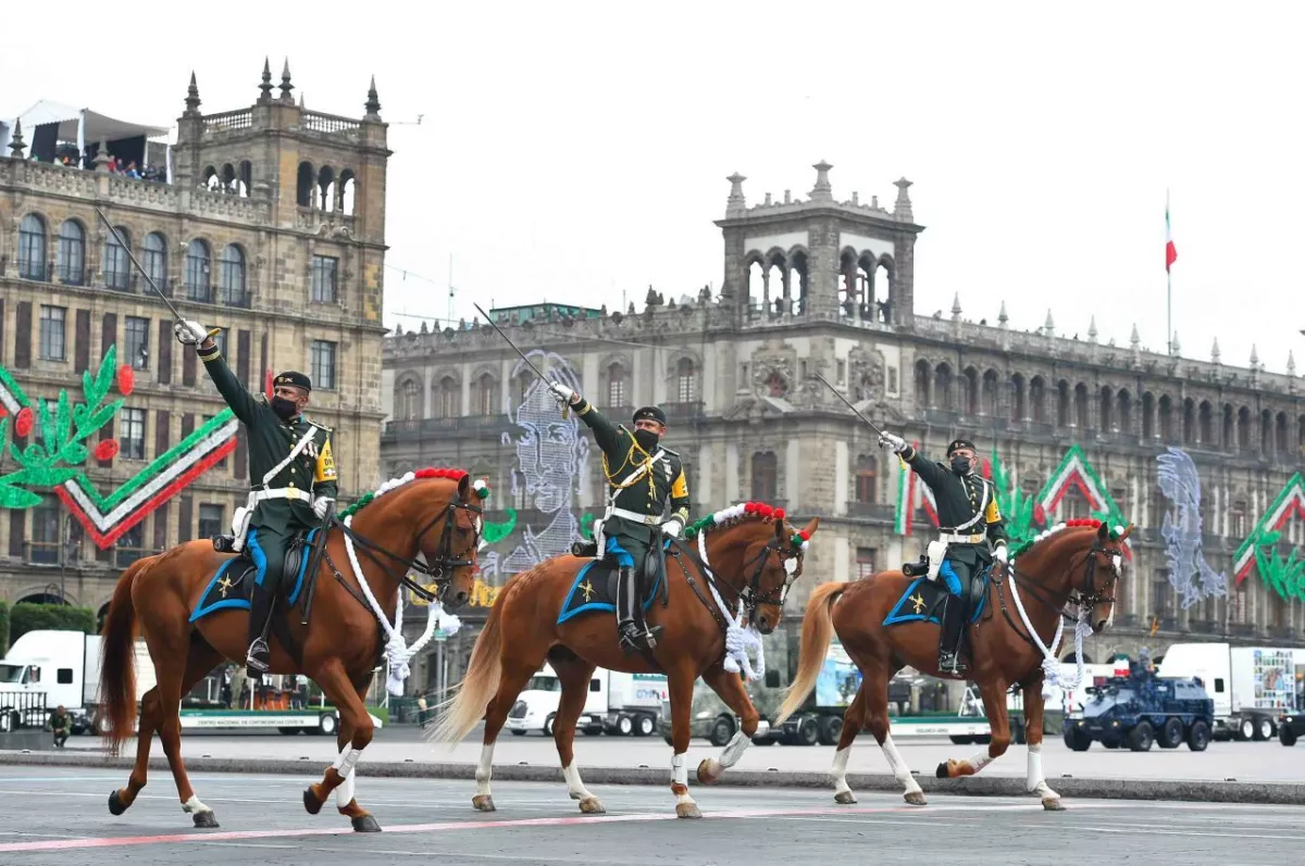 Andrés Manuel López Obrador Presidente de México, acompañado de su esposa, Beatriz Gutiérrez Müller, encabezaron el desfile militar conmemorativo del 210 Aniversario de la Independencia de México.