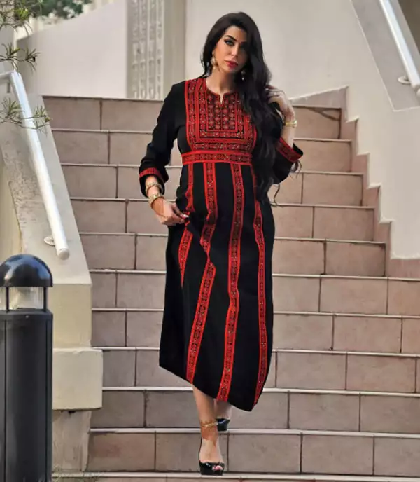 La feliz mamá presume su pancita a través de Instagram.