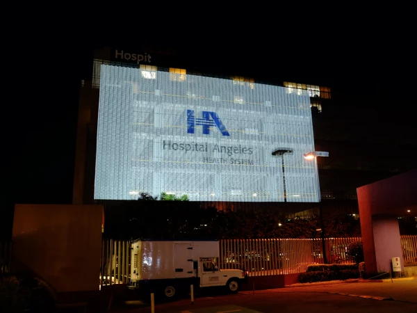 Se ve la fachada de Hospital Ángeles con la proyección del video mapping de su nueva misión.