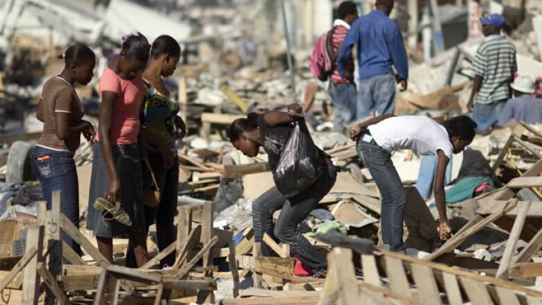 Los sobrevivientes recorren las calles en busca de alimentos en las tiendas que colapsaron con el terremoto. Algunos más remueven escombros con la esperanza de hallar a familiares que aún están desaparecidos.