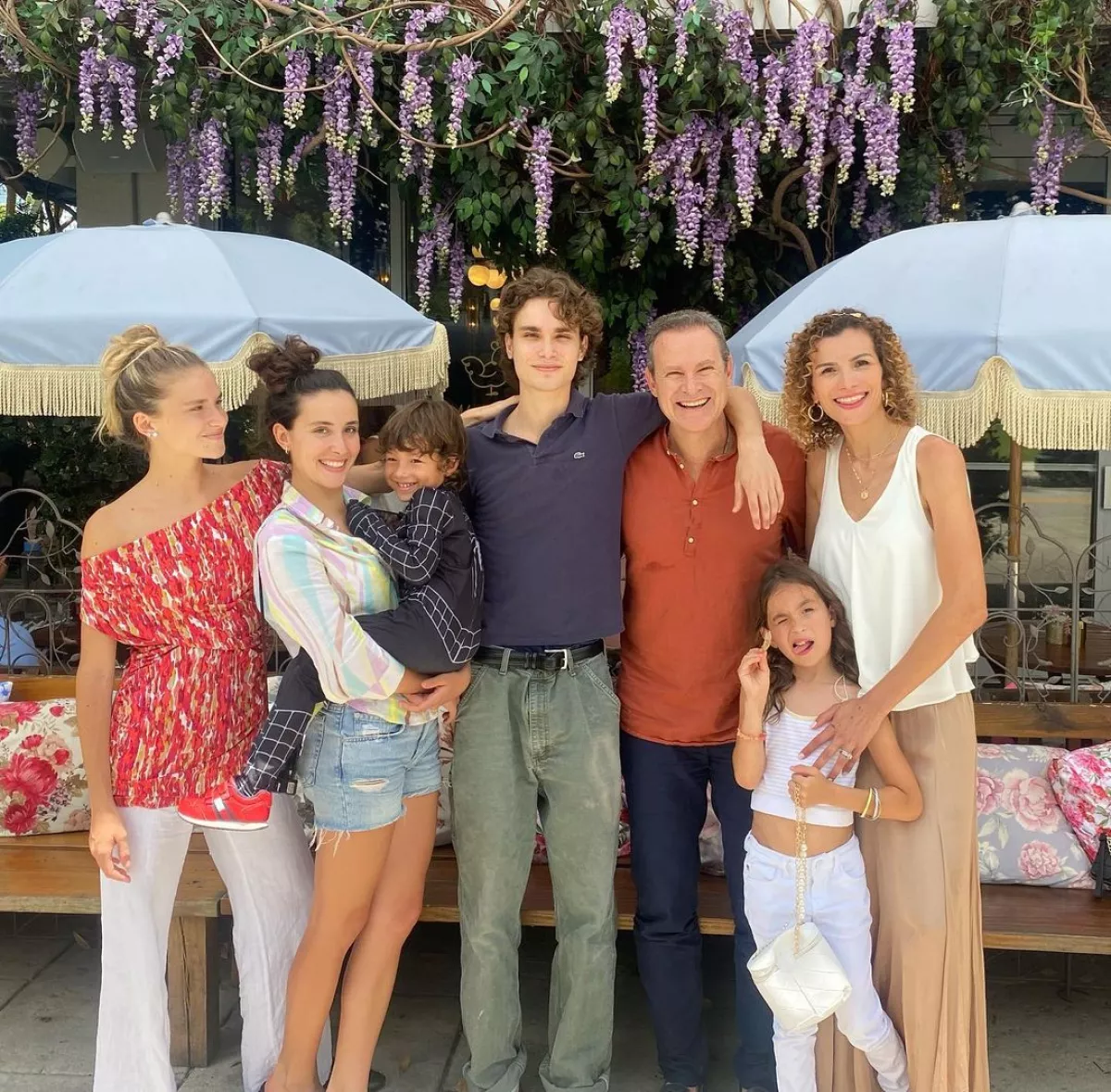 Alex Tacher con su papá Alan Tacher y su familia