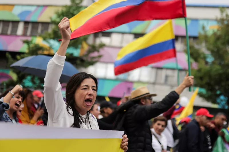 Manifestantes protestan contra las reformas del presidente colombiano Gustavo Petro en los sectores de la salud, la jubilación, el empleo y la prisión, en Bogotá, Colombia, el 21 de abril de 2024.