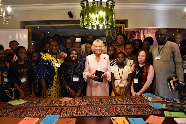 Camilla con niños y escritores, África 2018
