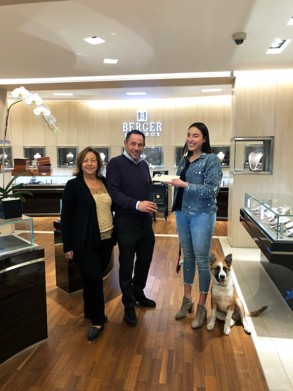 Claudia y Sergio Berger con la ganadora
