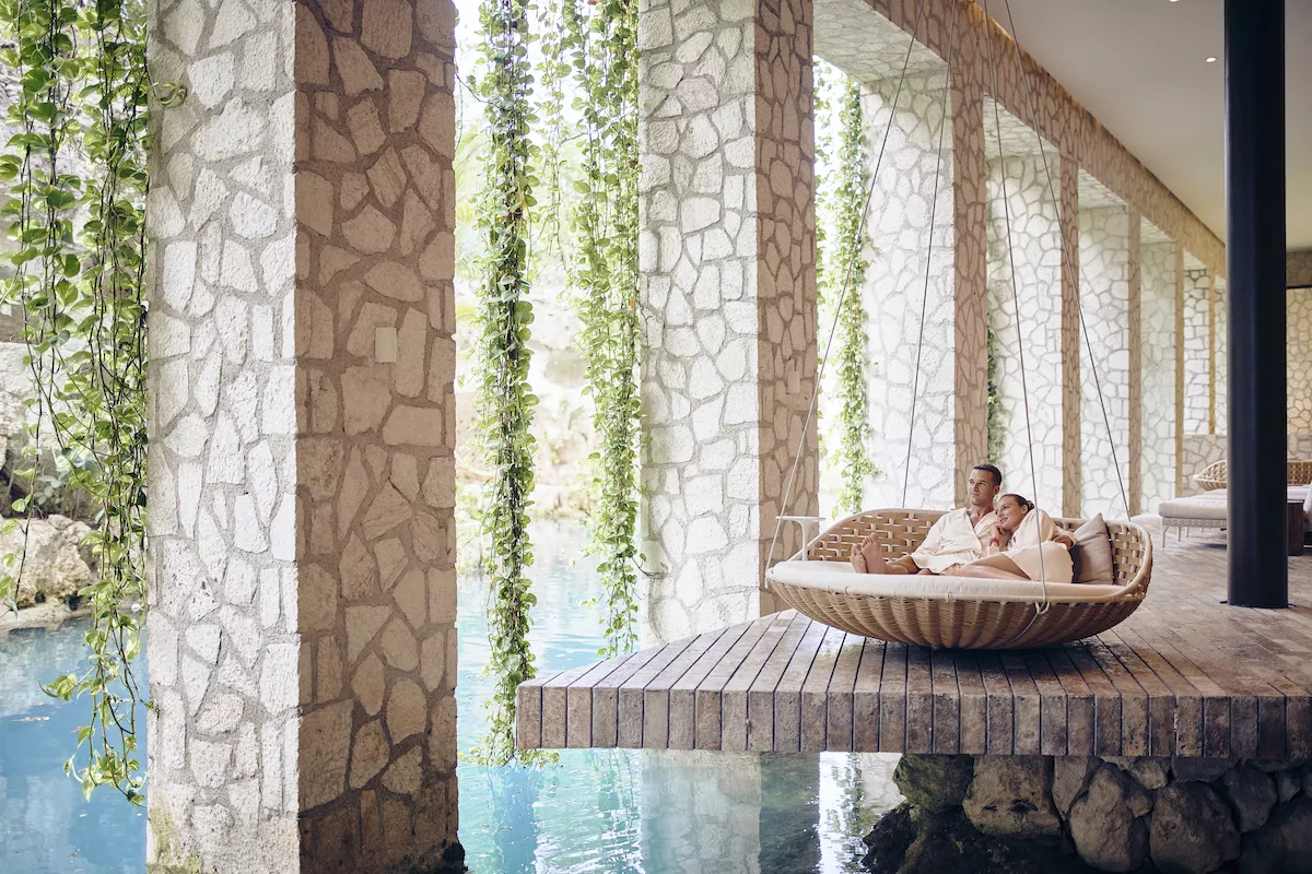 PAREJA EN SILLÓN DE COLUMPIO EN MULUK SPA HOTEL XCARET MÉXICO