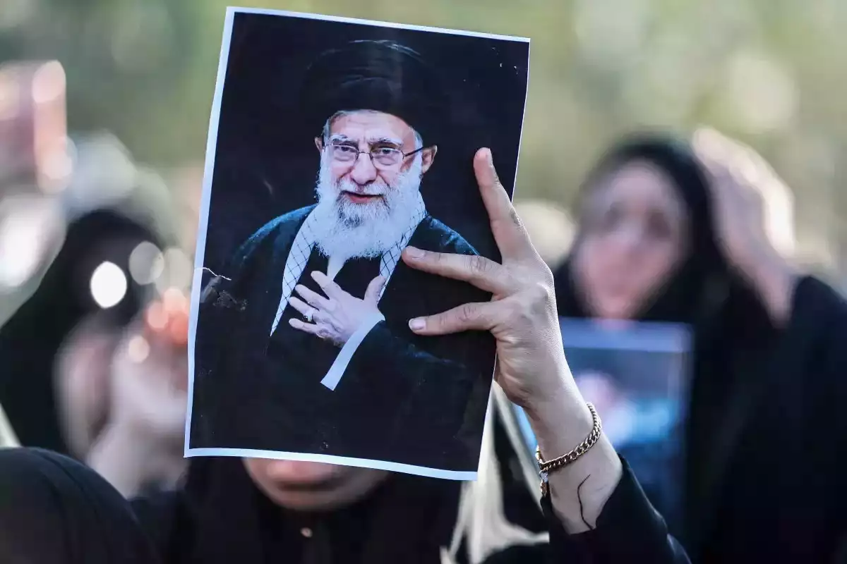Una mujer musulmana chiíta iraquí sostiene la imagen del líder supremo iraní asesinado, el ayatolá Ali Khamenei, durante un funeral simbólico el día después de su asesinato, en el distrito de Sadr City, en Bagdad, el 1 de marzo de 2026. El líder supremo de Irán desde 1989 y enemigo jurado de Occidente, murió en la salva inicial de un ataque masivo estadounidense e israelí, lo que provocó una nueva ola de ataques de misiles de represalia desde Teherán el 1 de marzo.