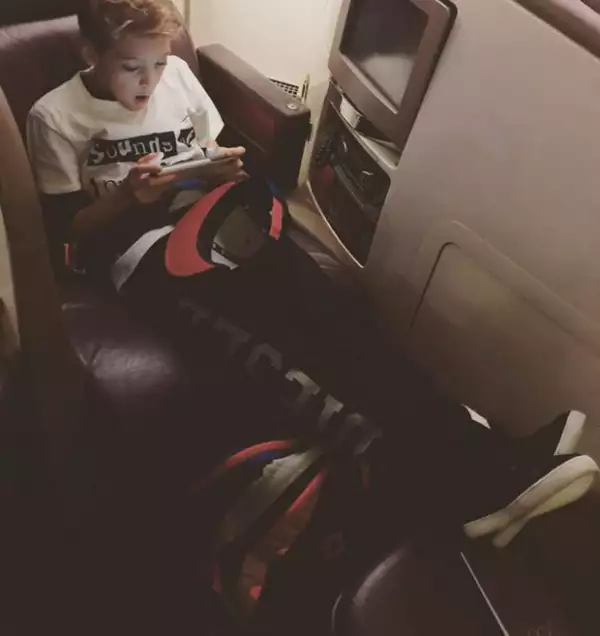 El hijo mayor del actor compartió esta foto del viaje, el cual se le hizo muy pesado.