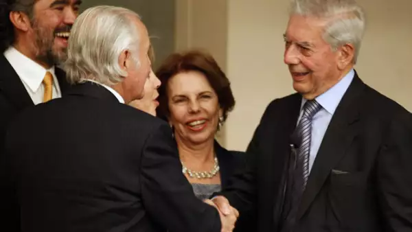 Carlos Fuentes se reunió con el premio Nobel de Literatura, Mario Vargas Llosa, después de una conferencia sobre innovación educativa, el 3 de marzo de 2011, en la Ciudad de México.