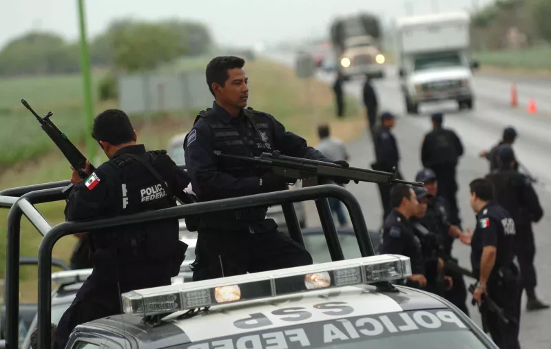 En el lugar de los hechos se decomisó una camioneta blanca, armas largas, cargadores, cartuchos y otros objetos, que ya han quedado a disposición del Ministerio Público.