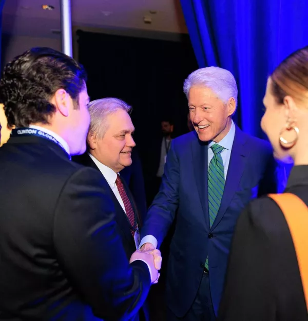 Samuel García y Mariana Rodríguez en la Clinton Global Initiative con Bill Clinton