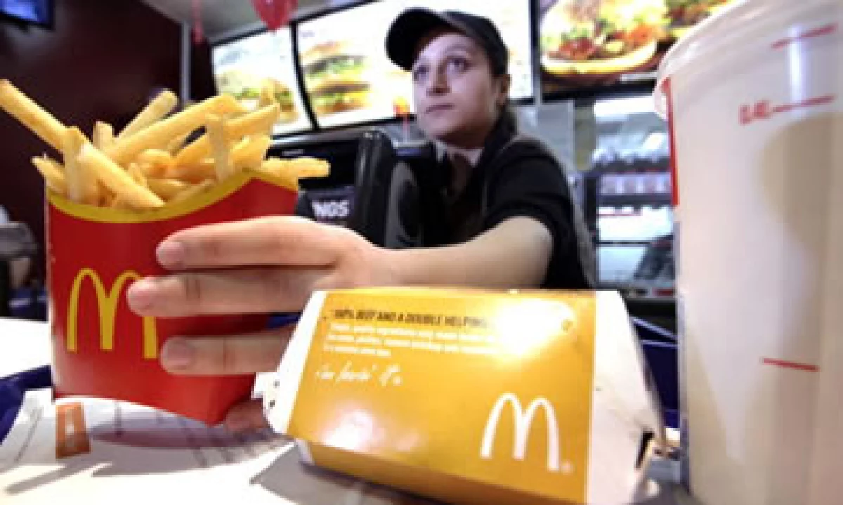 Empleados de McDonald's ganan un sueldo 788 veces inferior al de un ejecutivo. (Foto: Getty Images)