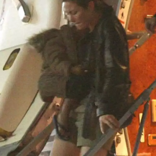 David Banda, el pequeño que Guy y Madonna adoptaron en Malawi, África, llegó dormido y una de las niñeras bajó con él.