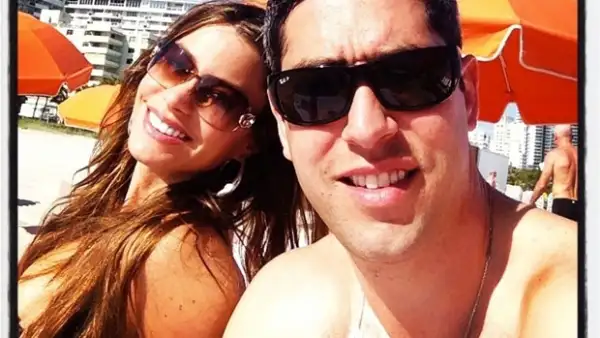 Ayer la pareja acudió a una playa de Miami donde Nick Loeb fue visto en traje de baño y con algunas marcas en su pecho y cuello. Asimismo se filtró una imagen de Sofía Vergara en el suelo.