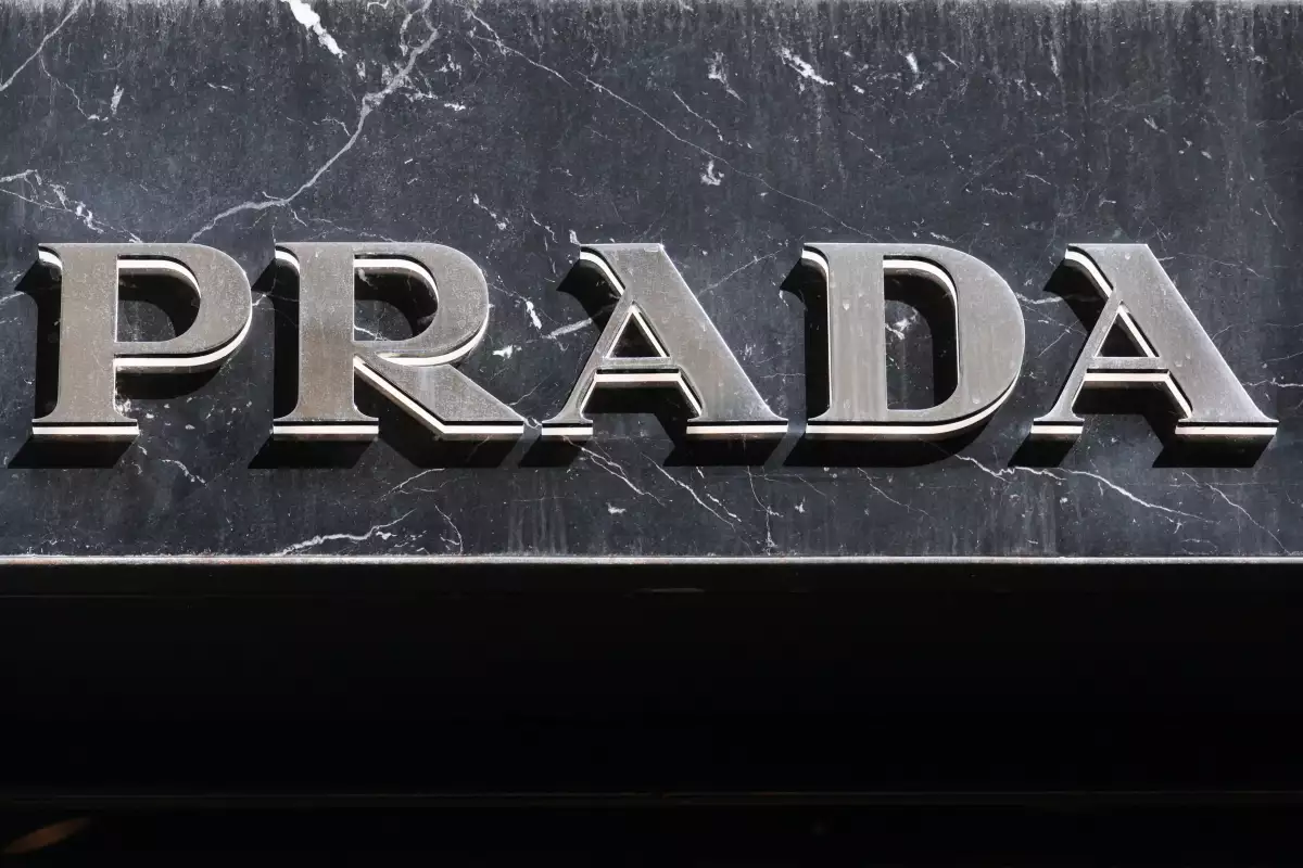 Prada obtiene autorización para comprar Versace y crear un nuevo gigante del lujo italiano