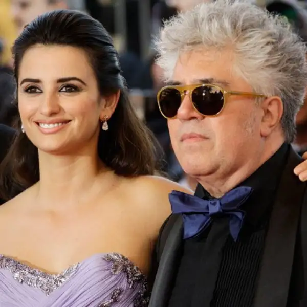 Muy buena vibra existe entre Penélope Cruz y Pedro Almodóvar, quienes estuvieron juntos en la proyección del filme del cineasta manchego.