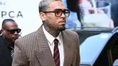 Chris Brown recibe condena en Londres por agredir a un productor musical en 2023