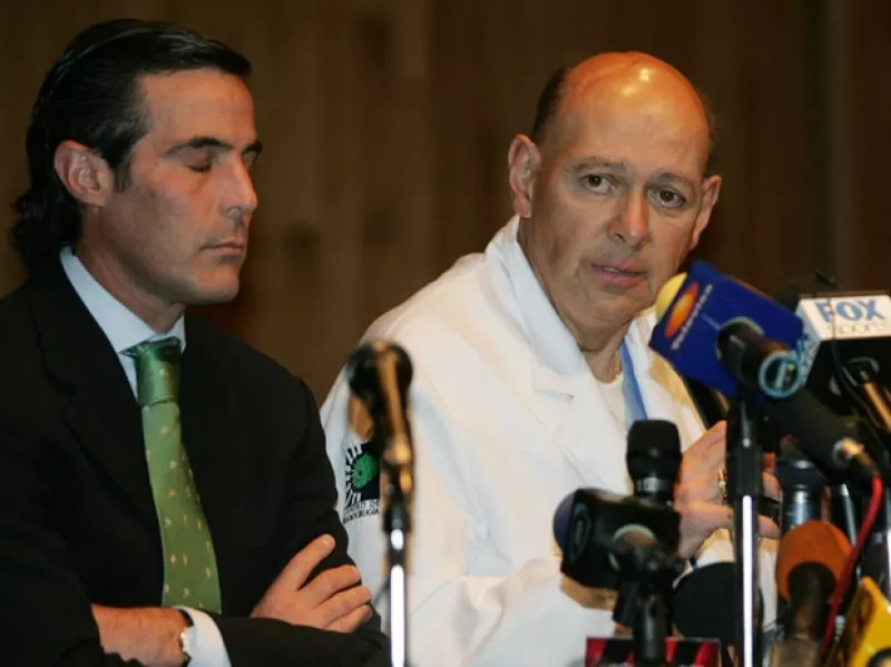 El doctor Ernesto Martínez Duhart que tras la craneotomía, no puede decir que tipos de secuelas pudieran quedar, ya que eso es algo que podrán determinar durante las próximas horas.