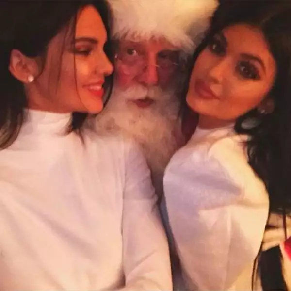 Kendall y Kylie Jenner junto a Santa.